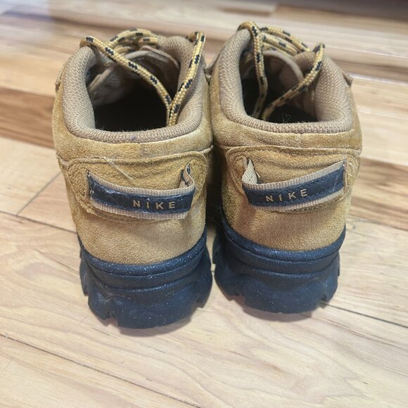 Nike Lahar Low in Wheat - Picture 3 of 7